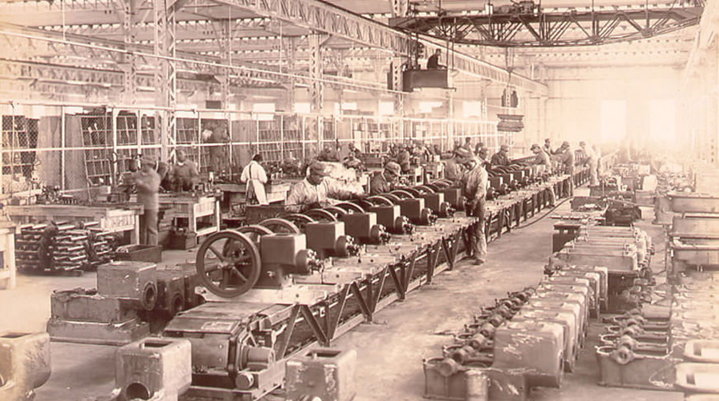 当時の近代的設備が採用された堺工場内の組立コンベヤーライン