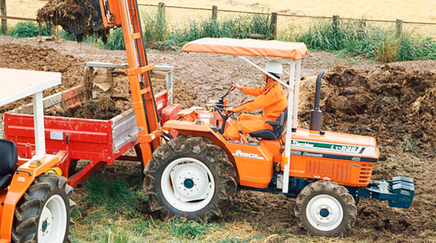 Reversible tractor equipped with fuel-efficient direct injection water-cooled diesel engine